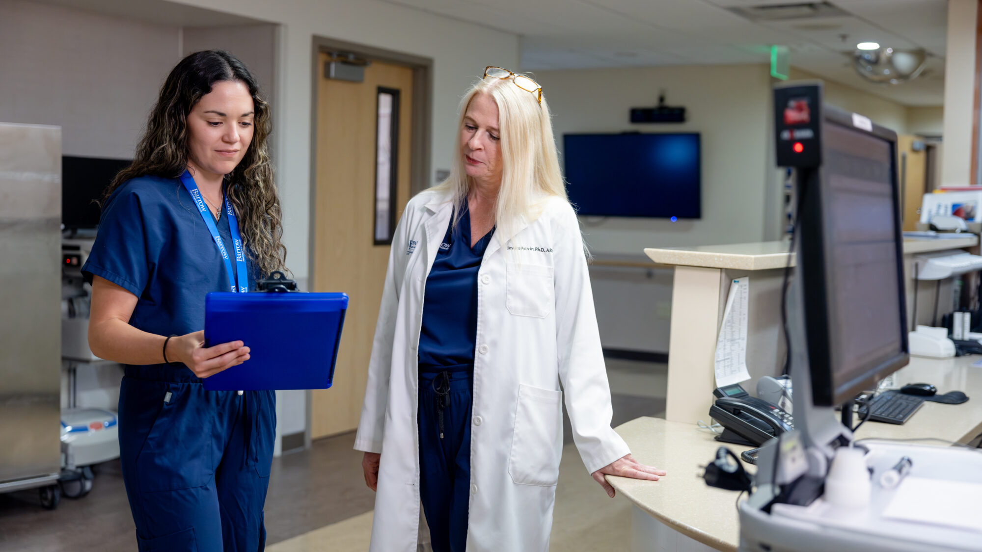 neuropsychologist jessica potvin rounds with a neuropsychology resident at barrow